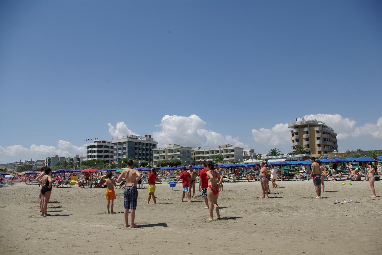 Hotel Maxim'S Martinsicuro Kültér fotó